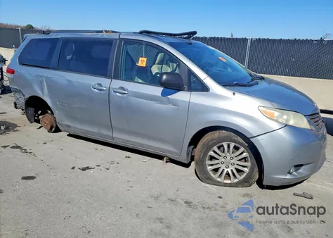 2011 Toyota Sienna Xle z USA, uszkodzony, nr VIN 5TDYK3DCXBS130323